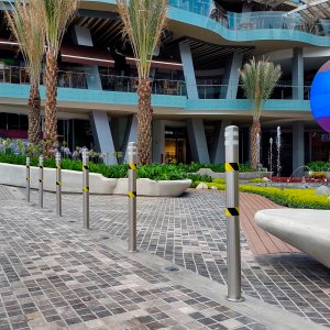 Bolardos en Plaza recreativa familiar